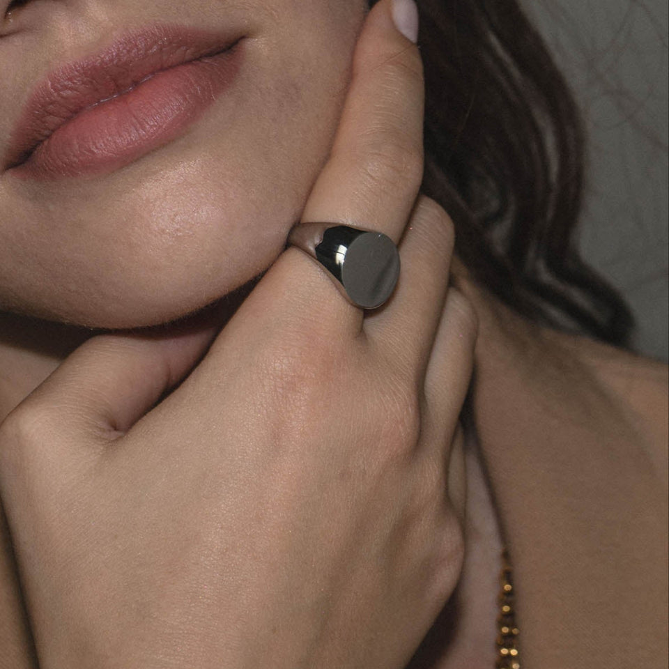 Round Ring aus silbernem Edelstahl, polierte Oberfläche, zeitlos elegant, getragen an zarter Hand von PURELEI.