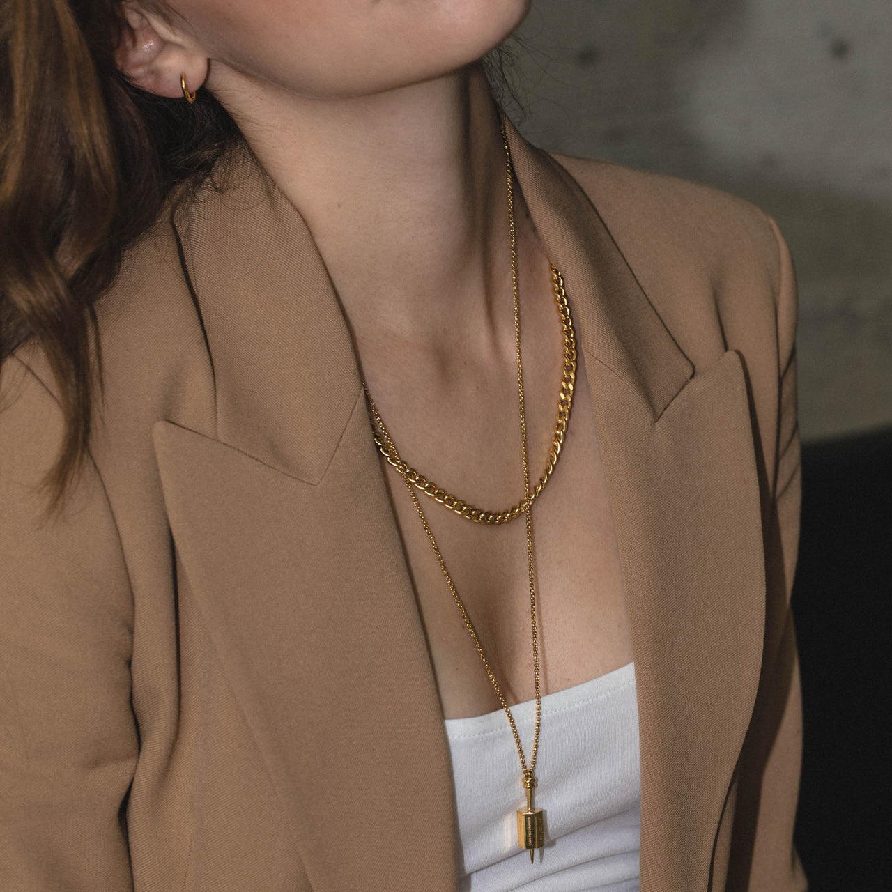 Breite Spirit Kette aus 18K vergoldetem Edelstahl, elegant gestylt zu warmem Beige, PURELEI Schmuck.