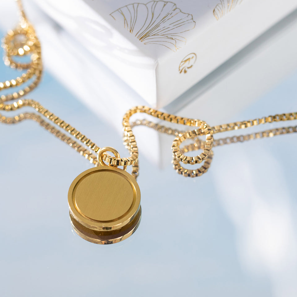 Goldene Love Letter Kette von PURELEI, 18K vergoldet mit rundem Anhänger, elegant und femininer Island-Spirit.
