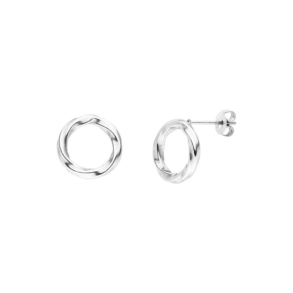 PURELEI Kaula Ohrringe aus nickelfreiem Silber mit gedrehter Ringform, clean & elegant inszeniert.