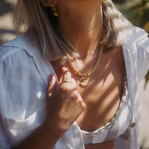 {"color":"Gold"}