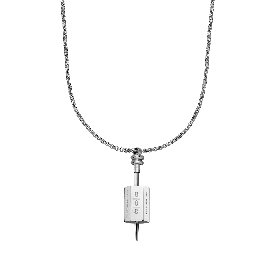 PURELEI 808 Kette aus silberfarbenem Edelstahl mit graviertem Anhänger, elegant und zeitlos im minimalistischen Design.