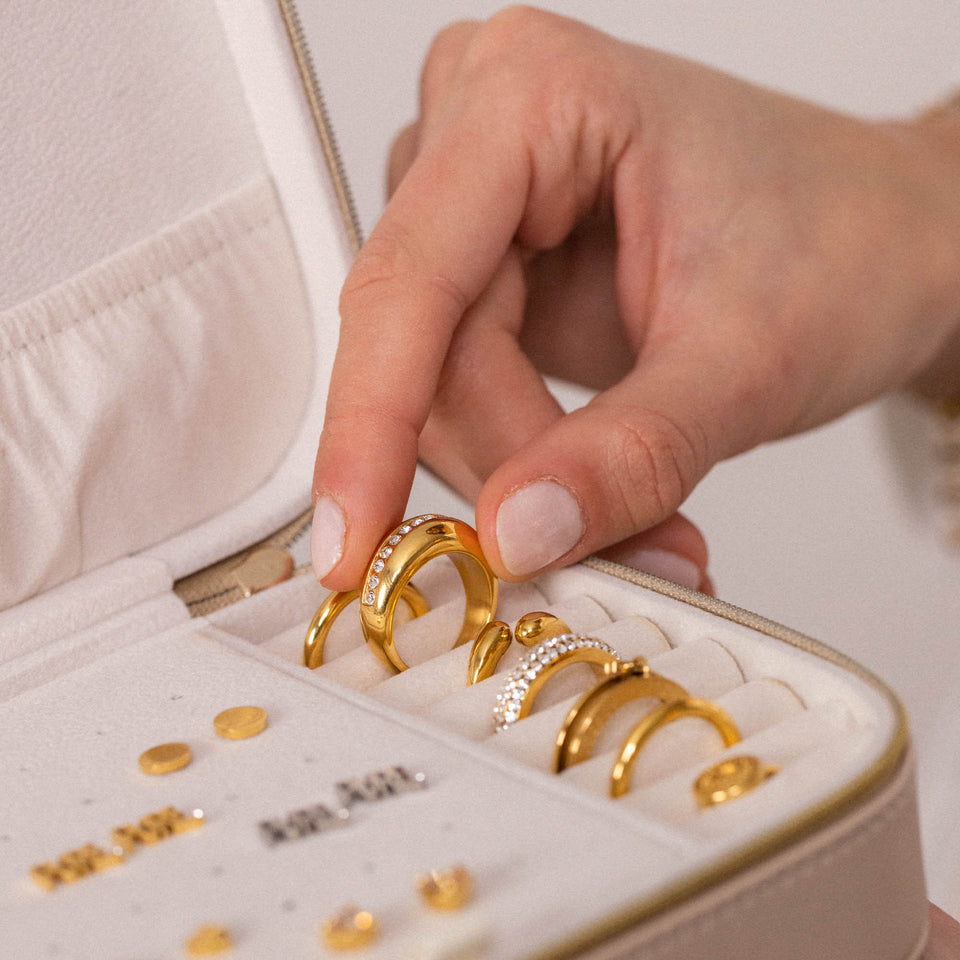 Premium Schmuck Box Beige aus Kunstleder mit weichem Innenfutter, elegant und praktisch von PURELEI.
