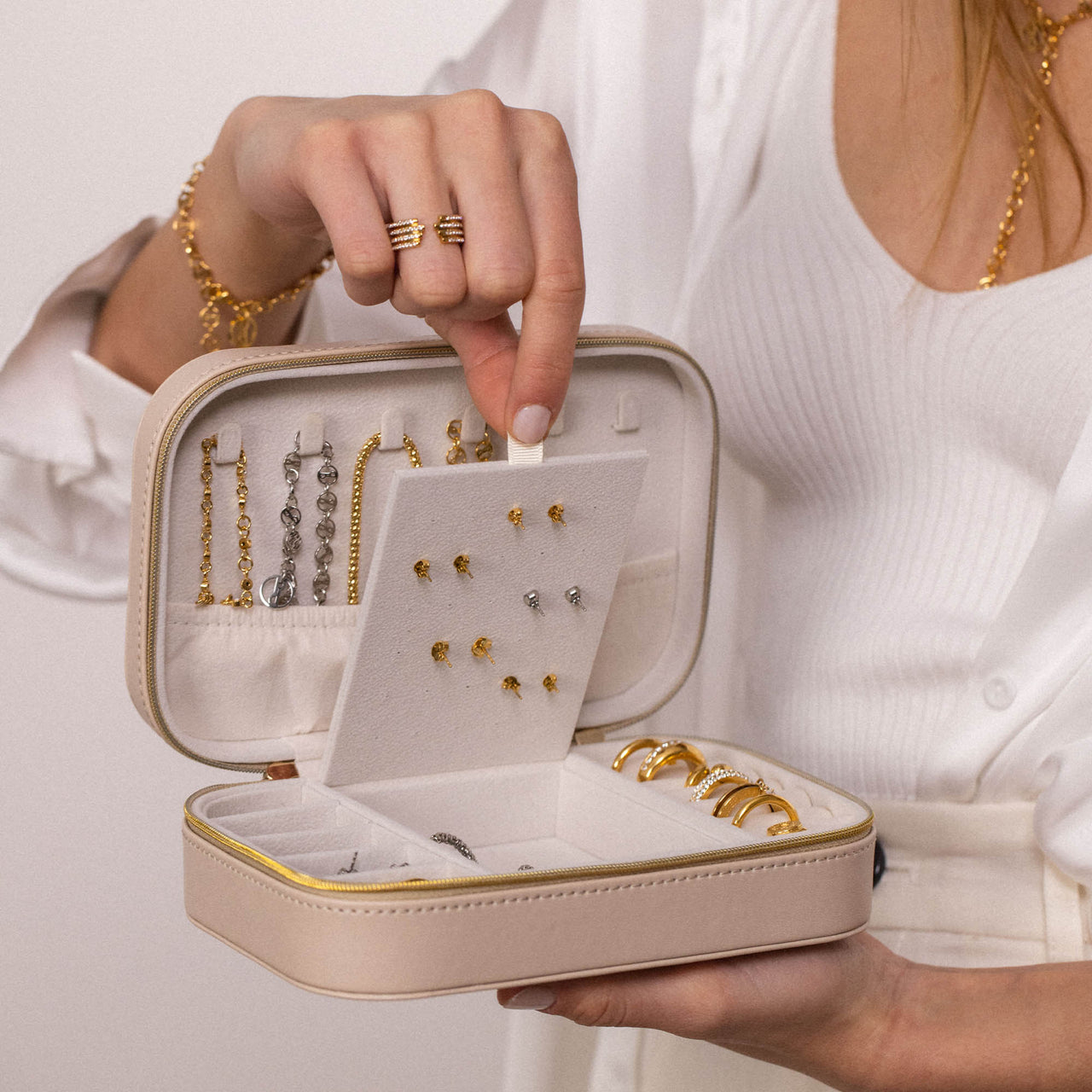 PURELEI Premium Schmuck Box Beige aus Kunstleder mit Reißverschluss, elegant und platzsparend für Schmuckaufbewahrung.