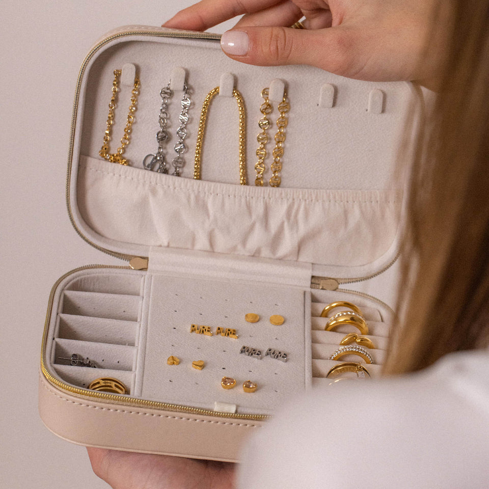 Produktbild der Premium Schmuck Box Beige aus Kunstleder, elegant und platzsparend von PURELEI.