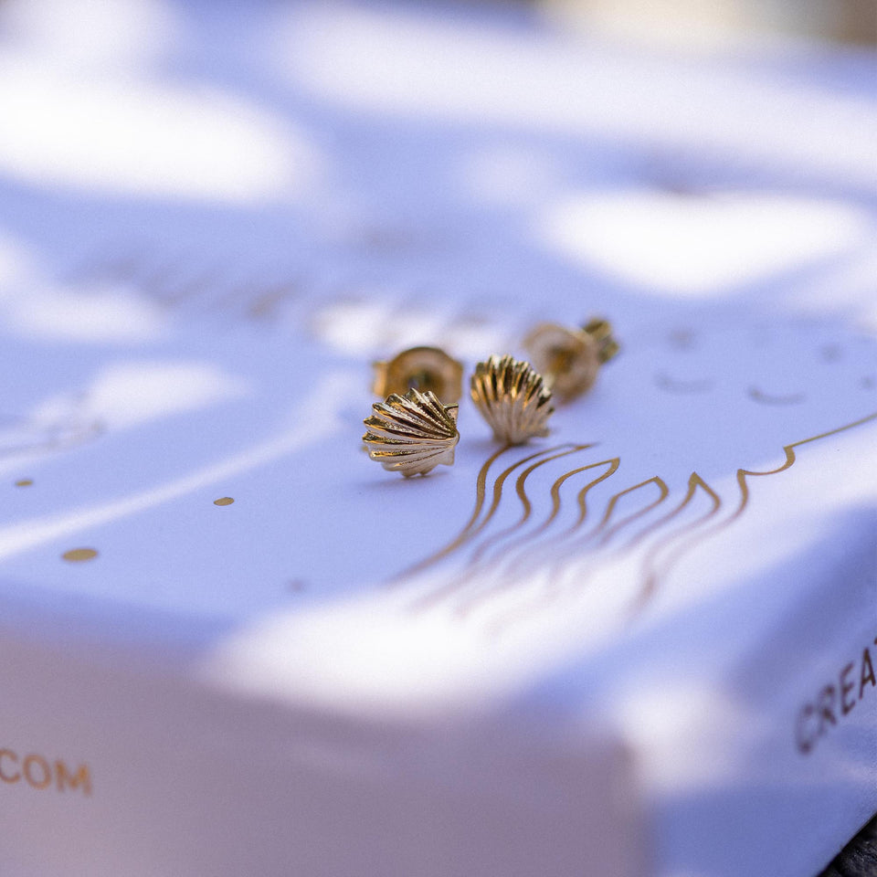 PURELEI Shell Kids Ohrring aus 18K vergoldetem Edelstahl, kleine Muschelform, elegant und nickelfrei.