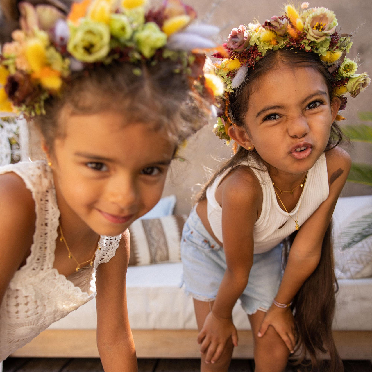 PURELEI Sun Kids Kette aus 18K vergoldetem Edelstahl mit Sonnenanhänger, getragen von Kindern in sonniger, warmer Stimmung