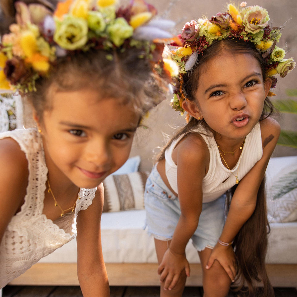 PURELEI Sun Kids Kette aus 18K vergoldetem Edelstahl mit Sonnenanhänger, getragen von Kindern in sonniger, warmer Stimmung