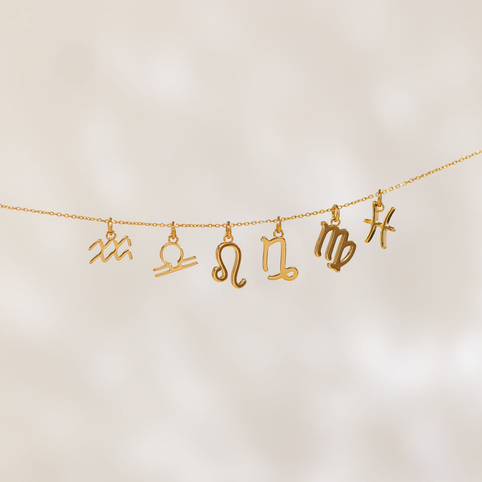 PURELEI Steinbock Zodiac Charm in 18K Gold, filigran und elegant, strahlt zeitlose feminine Kraft aus
