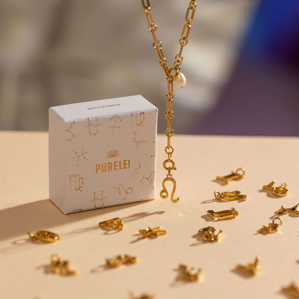 Löwe Zodiac Charm in vergoldetem Edelstahl an filigraner Kette, edel inszeniert mit PURELEI Verpackung, feminin und elegant