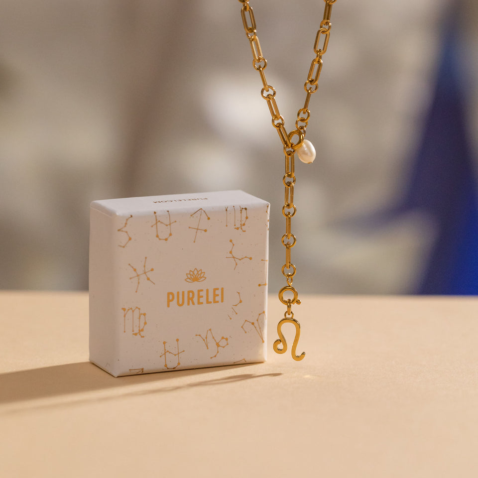PURELEI Steinbock Zodiac Charm Goldanhänger an Kette vor edler Verpackung, feminin und zeitlos elegant