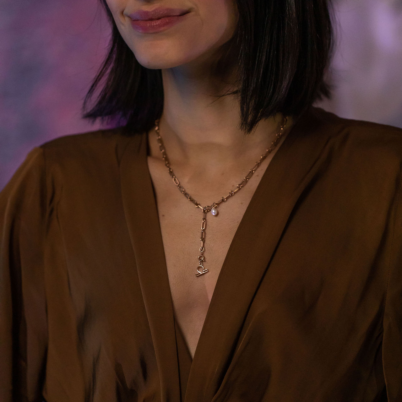 PURELEI Waage Zodiac Charm aus 18K Roségold, zart am Hals getragen, elegant und feminin inszeniert