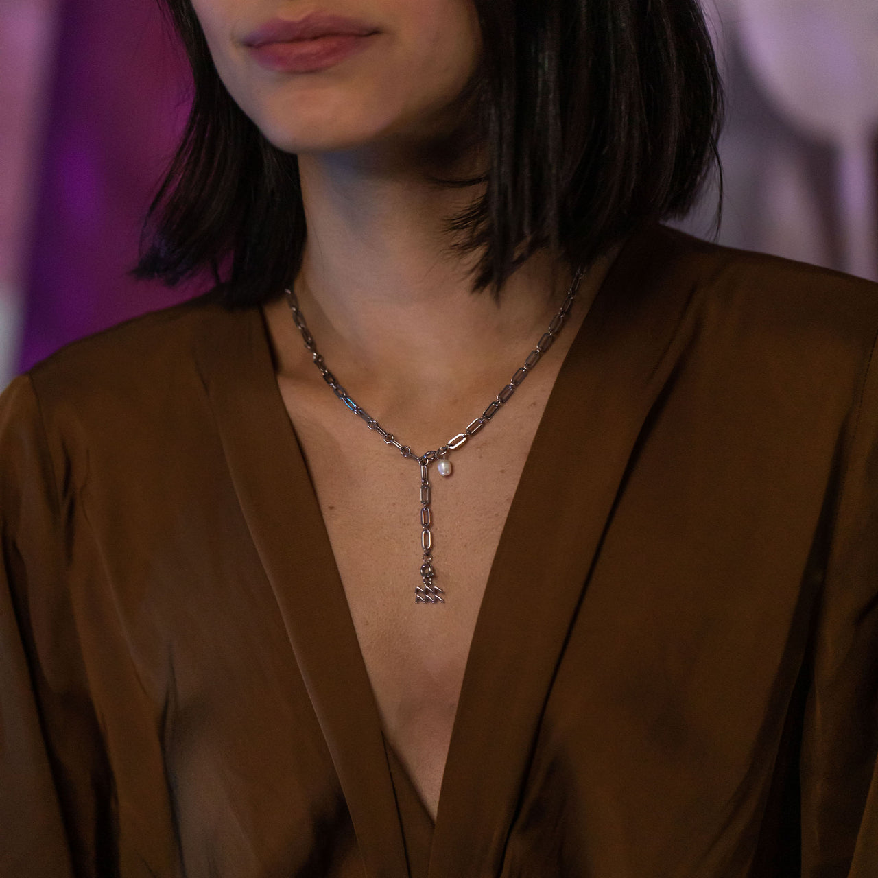 PURELEI Wassermann Zodiac Charm aus nickelfreiem Silber an filigraner Kette, elegant und zeitlos getragen.