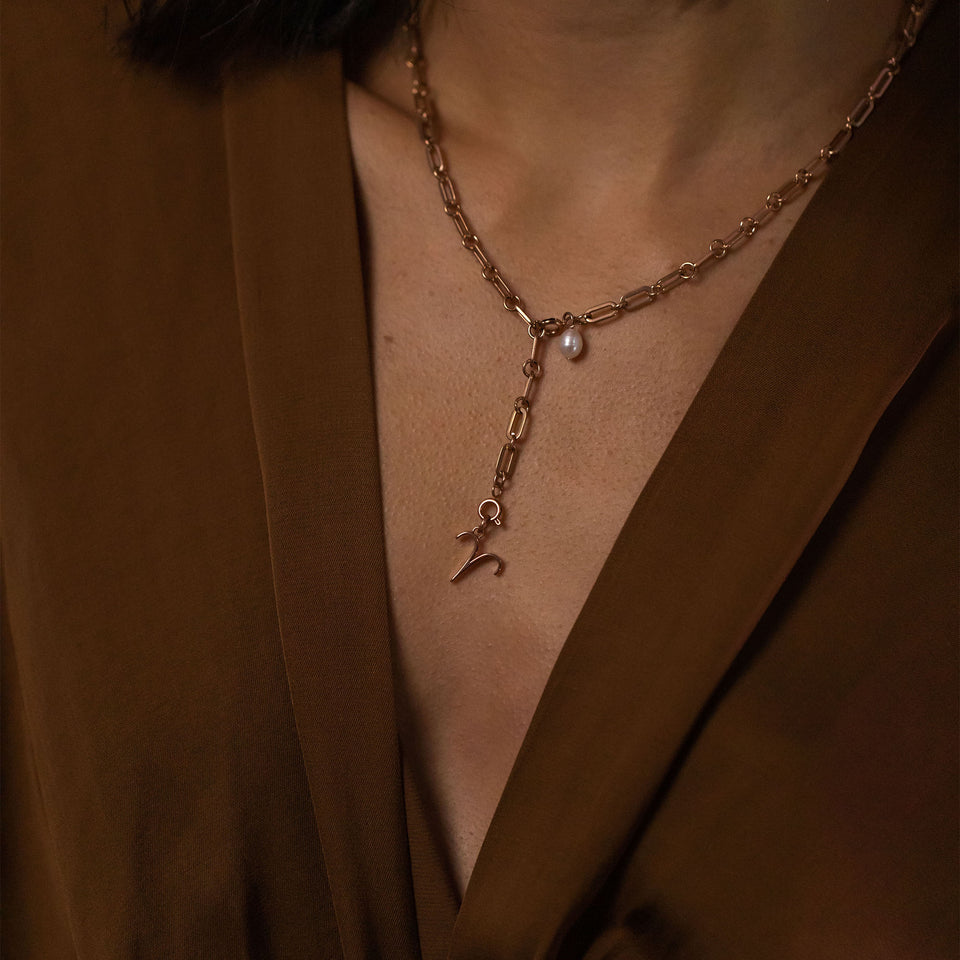 Roségoldener Widder Zodiac Charm aus Edelstahl an filigraner Kette, warm und elegant, PURELEI Signature Schmuckstück.